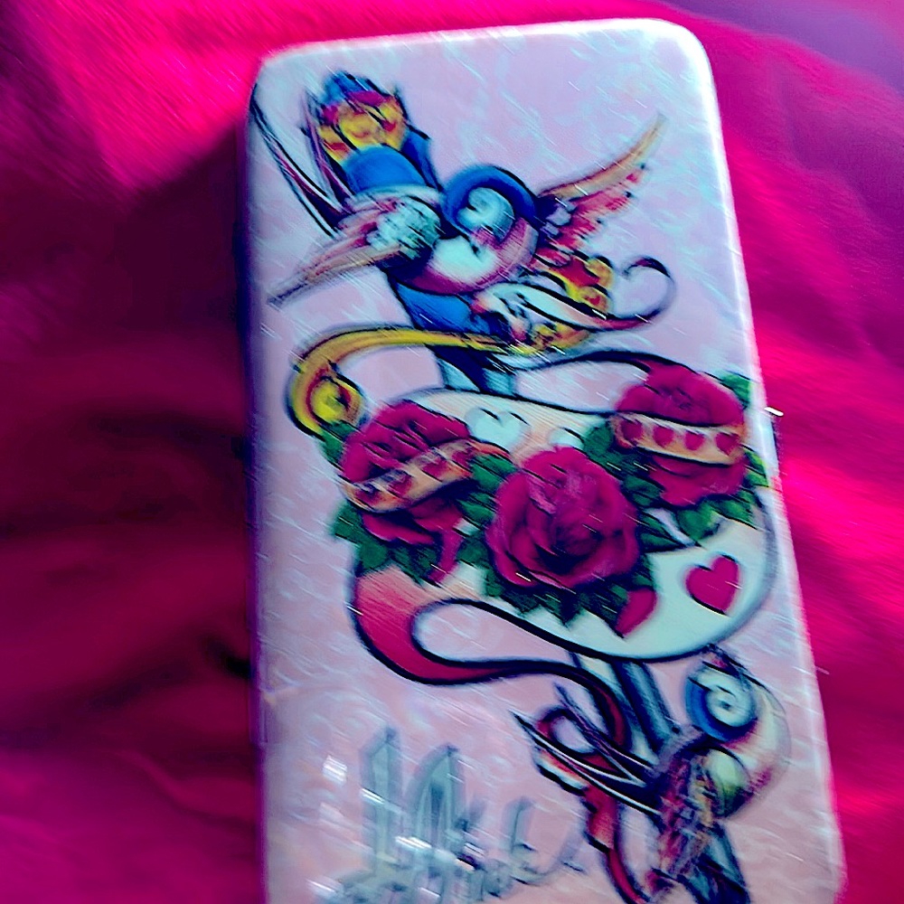 BEAUTIFUL PINK SHINNY WALLET IN MEDIUM CONDITION.   L A INK WALLET